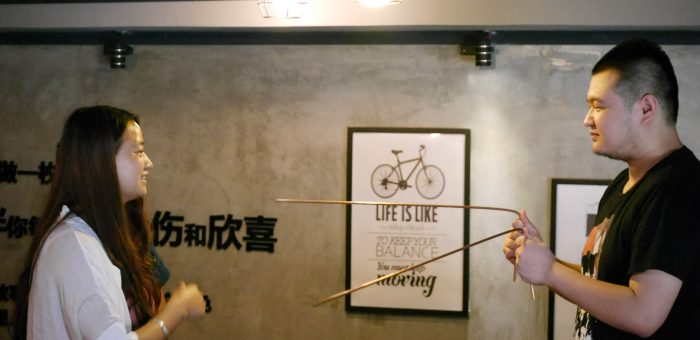 催眠师雷清秀咖啡厅人体钢板催眠术表演