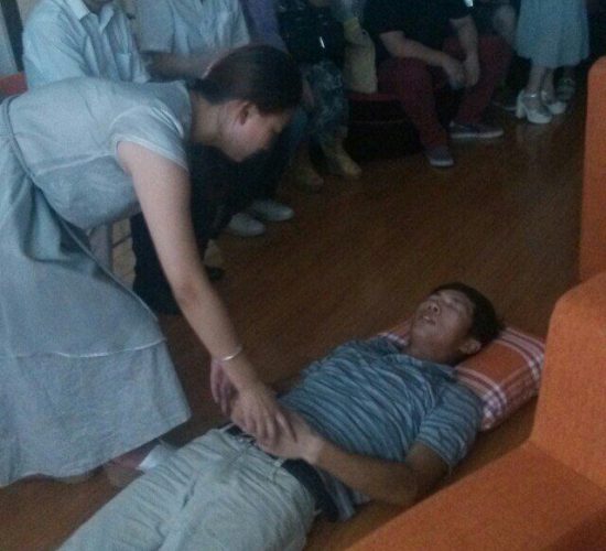 武汉实战催眠师俱乐部举办催眠沙龙活动，现场表演人桥
